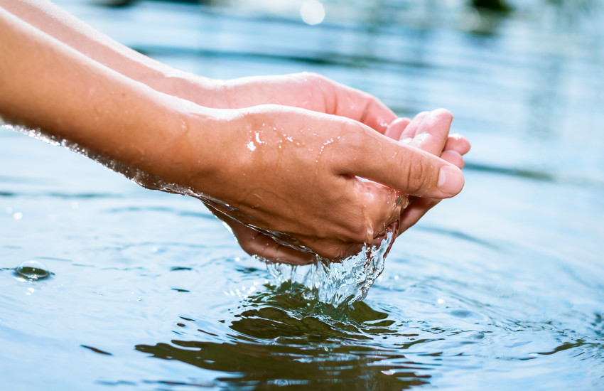 Mani che raccolgono acqua