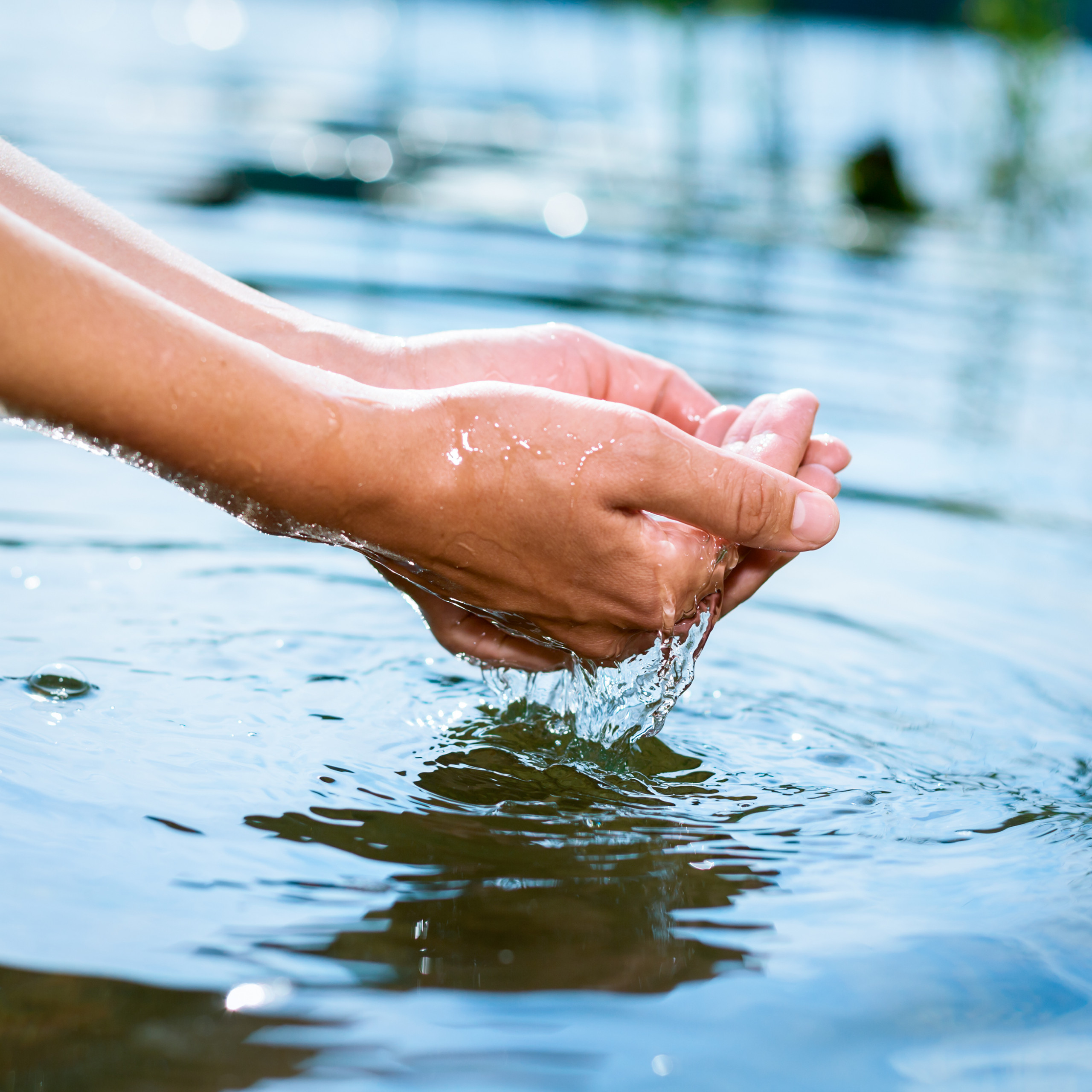 Mani che raccolgono acqua